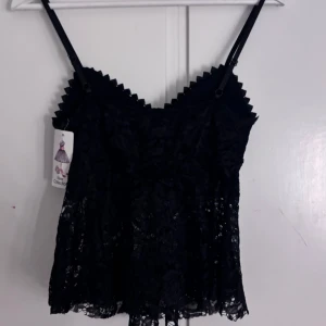 Svart spetsig linnetopp med smala band - Aldrig använd, har bh inlägg 