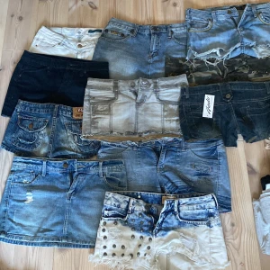Jeansshorts och kjolshorts i olika färger - Säljer ett gäng snygga jeansshorts och kjolshorts i olika tvättar och färger, från klassiskt blått till vit, mörkblå och grå. Några har slitna detaljer, fransar, nitar och camouflage-mönster. Perfekt för dig som gillar streetstyle och vill ha många val till sommaren. Ett par säljs för 250-270 om man köper flera kan priset diskuteras! Alla shorts\kjolar ligger ute separat på min profil!
