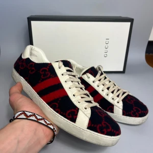Gucci ace wool - Gucci ace sneakers i en väldigt ovanlig modell. Storlek 41.5, dustbags tillkommer!