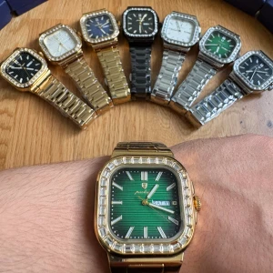 Grön Poedagar klocka med guldlänk - Snygg fyrkantig klocka från Poedagar med grön urtavla och guldfärgad länk. Urtavlan har ett randigt mönster och är omgiven av glittriga stenar runt boetten. Klockan har dag- och datumvisning, markerade index och stilrena visare. Perfekt för dig som gillar att sticka ut. Den lyser på natten och är vattentät