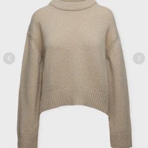 Wakakuu Icons Beige stickad tröja med ribbad kant - Slutsåld Wakukuu Icons tröja: Tröja Dublin Wool Cashmere från Wakakuu Icons. Tidlös stickad tröja tillverkad av en lyxig blandning av cashmere och ull. Aldrig använd. Prislapp kvar.               Nypris: 2199 kr 