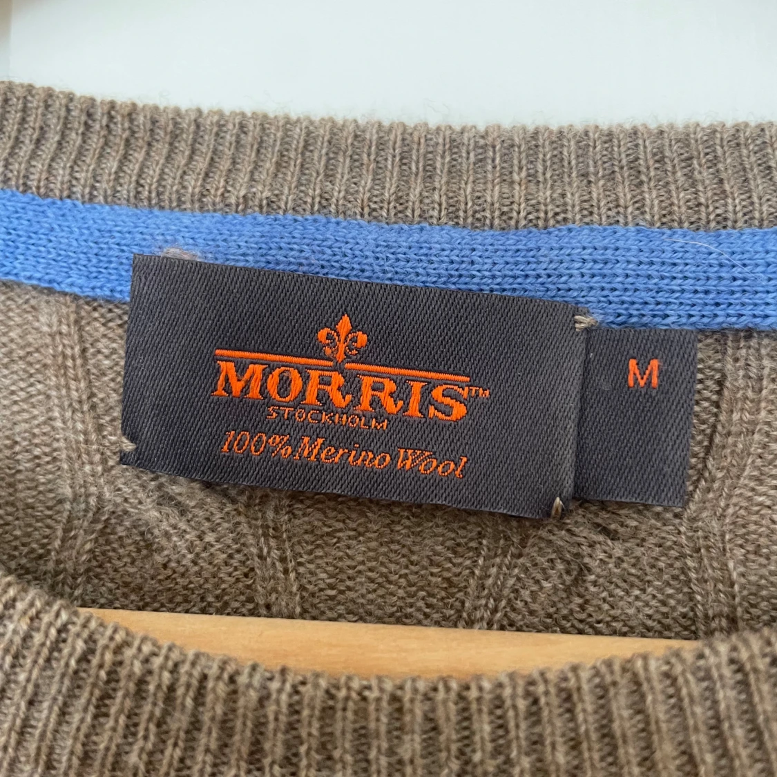 Beige kabelstickad tröja från Morris  - 1