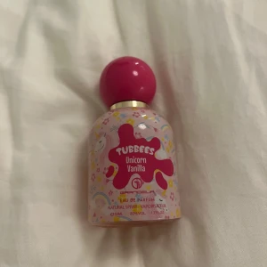 Tubbees Unicorn Vanilla Parfym - Söt och lekfull parfym med enhörningstema. Tubbees Unicorn Vanilla Eau de Parfum, 50 ml. Perfekt för dig som vill sticka ut med en färgglad och unik doftflaska.