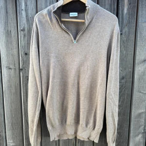 Beige half zip-tröja John Henric  - Beige half zip-tröja John Henric | Storlek M | Grymt skick | Pris kan diskuteras 