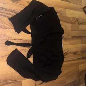 Svart croppad bolerotopp med knyt - Snygg svart bolerotopp med långa ärmar och knyt framtill☺️