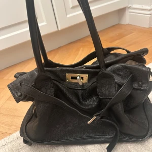 Chloé väska - Supersnygg svart läder väska från chloé. Perfekt skolväska/ jobbväska då den är rymlig då jag får plats med min Macbook Air och andra skolböcker samtidigt. Väskan är lite smutsig på insidan men det går möjligen att tvätta bort, metalldetaljerna har också tecken av användning då de på vissa ställen blivit lite silvriga men inget som man märker tydligt💖