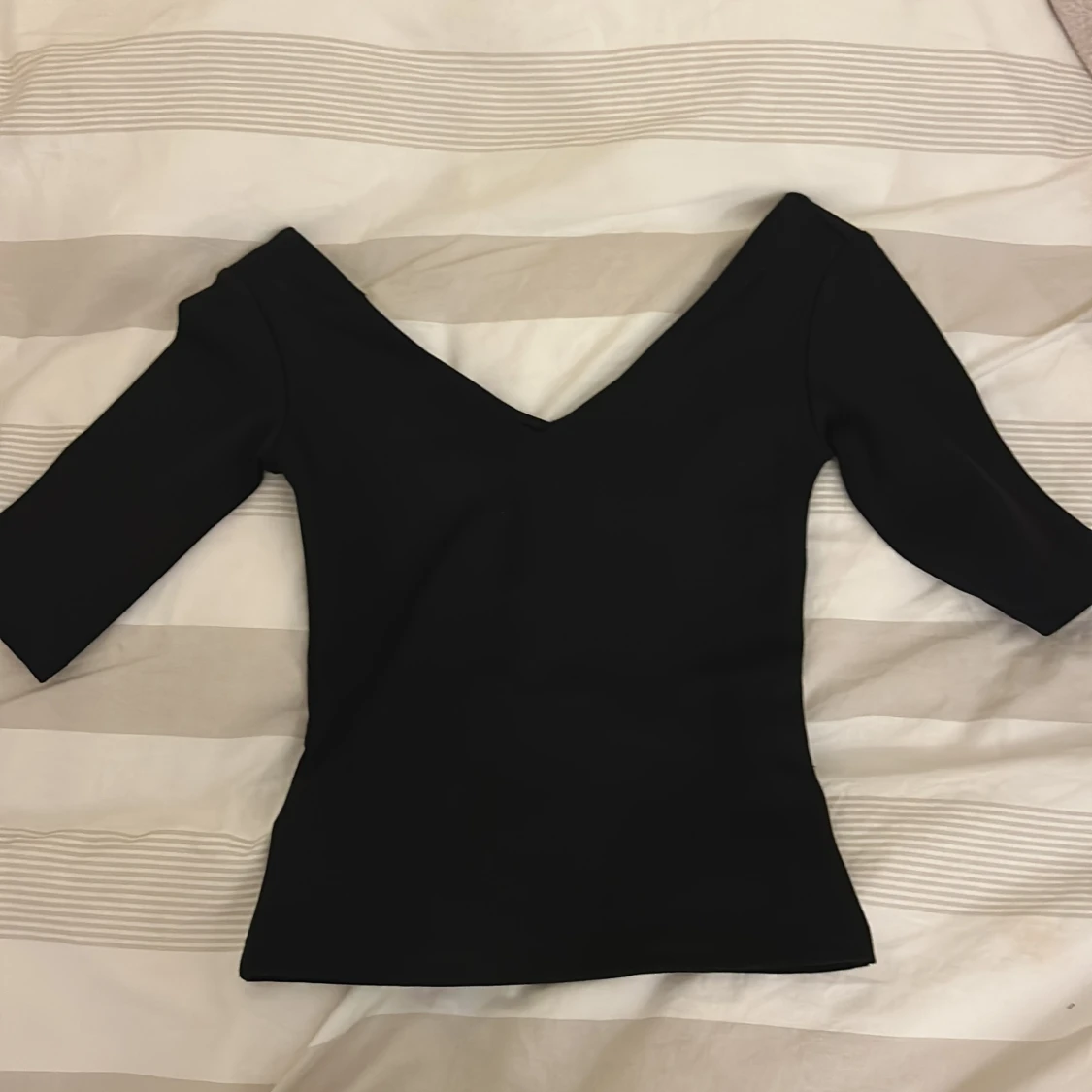 Svart v-ringad topp från H&M