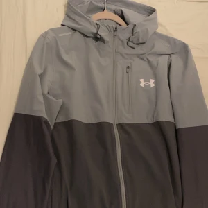 Grå/ljusgrå under armour Jacka  - Bra skick fråga om bilder o passform ,säljer pga att jag tröttnat på den 