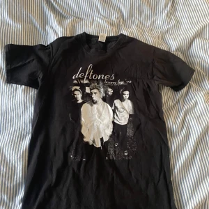 Deftones band t-shirt svart - Svart t-shirt med Deftones tryck från Bizarre Fest. Storlek s och perfekt skick bara använd någon enstaka gång. Köpt för 350kr säljes för 150kr 