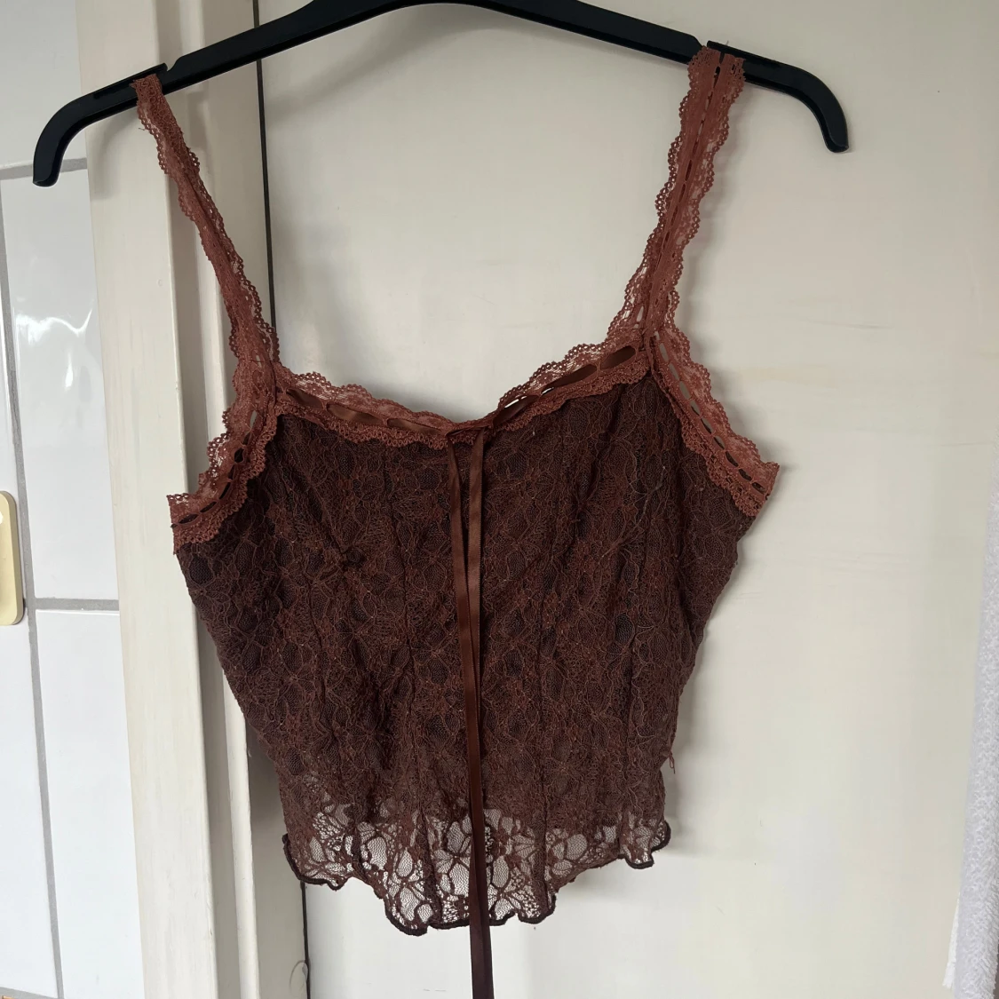 Brun spetsig linnetopp med snörning