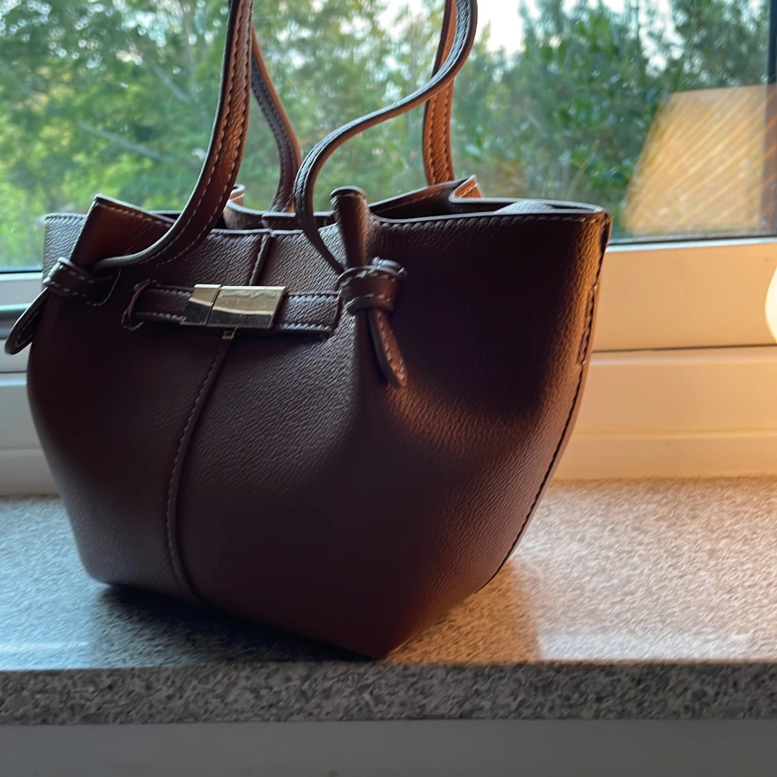 Brun handväska med gulddetalj - 2