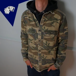 CAMO OVERSHIRT - Sinnessjuk camo overshirt| Märke: Okänt | Skick: 8.5/10 | Strl: S | Modellen är 182 cm | Hör av dig vid intresse eller om du undrar någonting! 