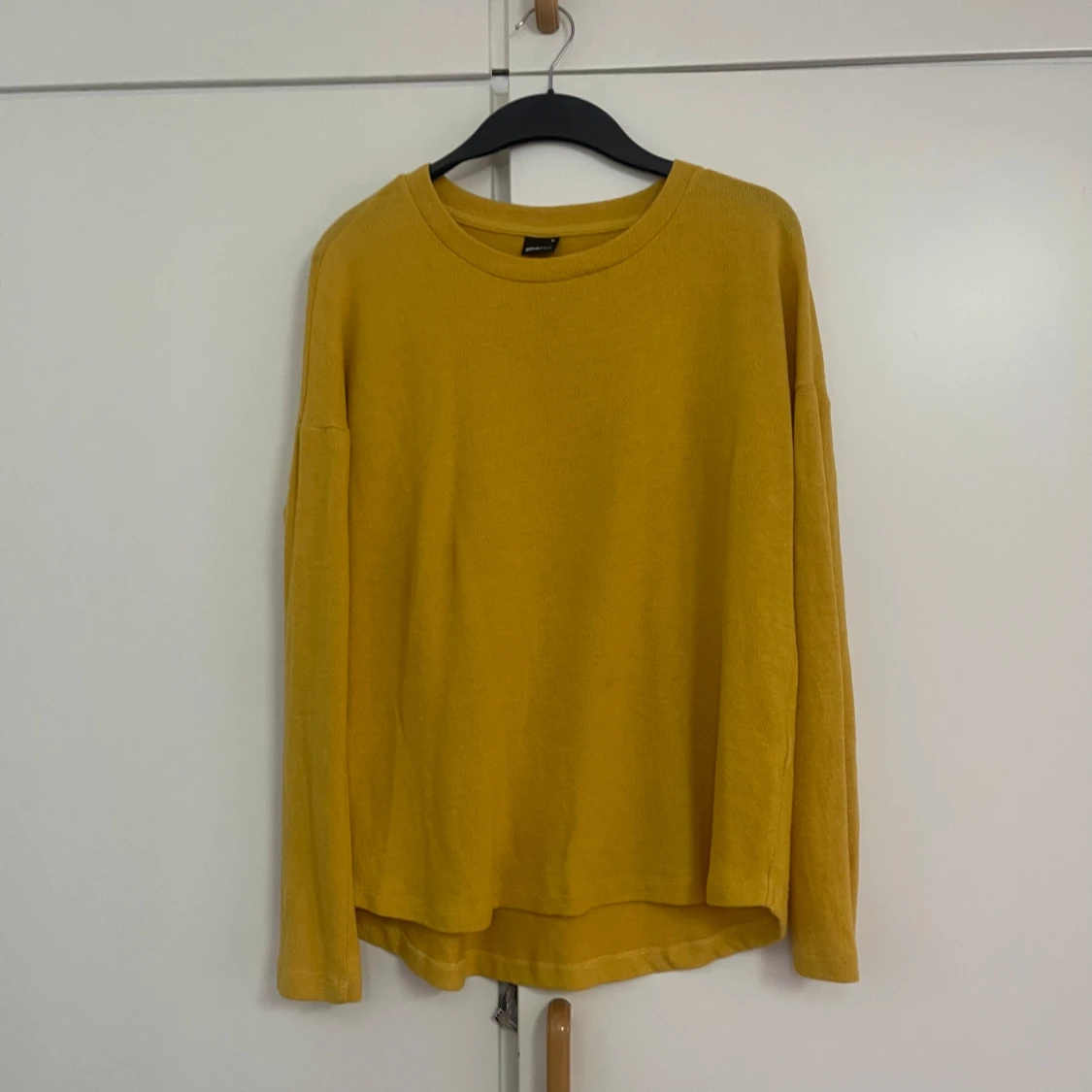 Gul långärmad tröja från Monki - 1