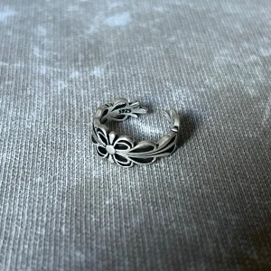 Fleur Élancée - Avantgarde ring med justerbar storlek och en slank, förlängd Fleur-design – iögonfallande 