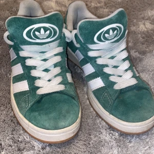 Adidas campus gröna - Säljer dessa adidas campus skorna. I storlek 37 1/3. Man får med två snören ett par vita o ett par gröna. Det är inte dom här tjocka snörerna. Dom är inte trasiga någonstans!