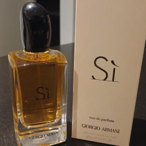 Giorgio Armani Sì EdP 100ml - Giorgio Armani Sì eau de parfum i stor flaska på 100 ml. En ikonisk doft i snygg design, perfekt för dig som vill sticka ut och känna dig självsäker. Passar dig som gillar exklusiva och trendiga parfymer.