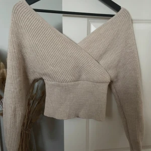 Beige omlottstickad tröja - Superfin beige stickad tröja med omlott-design och v-ringning❣️