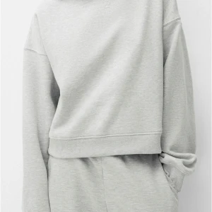 Grå hoodie - Grå hoodie från Bershka. Endast använd nån enstaka gång. Kortare modell💗