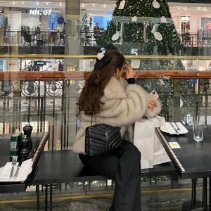 Beige pälsjacka från Neo Noir - Supermjuk och fluffig beige pälsjacka från Neo Noir köpt från Jackie🩷. Jackan har oversized passform, bred krage och långa ärmar. Perfekt för att ge din outfit en lyxig vibe. Fodrad med glansigt tyg för extra komfort och stil. Den är använd men i jätte fint skick🤍 (fuskpäls)