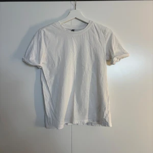 Vita basic t-shirt - Två klassiska vita t-shirt från Pieces i mjuk bomull. EN är i strl XS och en i strl S.