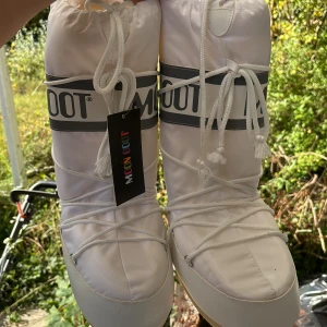 Vita Moon Boots storlek storlek 39-41 - Säljer ett par vita Moon Boots helt oanvända 