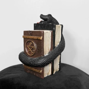 Figurin 🐍 - Snygg alternativ handmålad figurin med orm! 🖤🐍I bra skick utan anmärkningar ✨Köp nu 💌