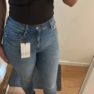 Ljusblå skinny jeans från Zara - Säljer ett par ljusblå skinny jeans från Zara. Storlek 36 med prislapp nypris 379.
