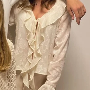 Blus från Neo noir - Supersöt vit blus från Neo Noir! Nypris 700kr! Den är endast använd fåtal gånger så den är i super bra skick!