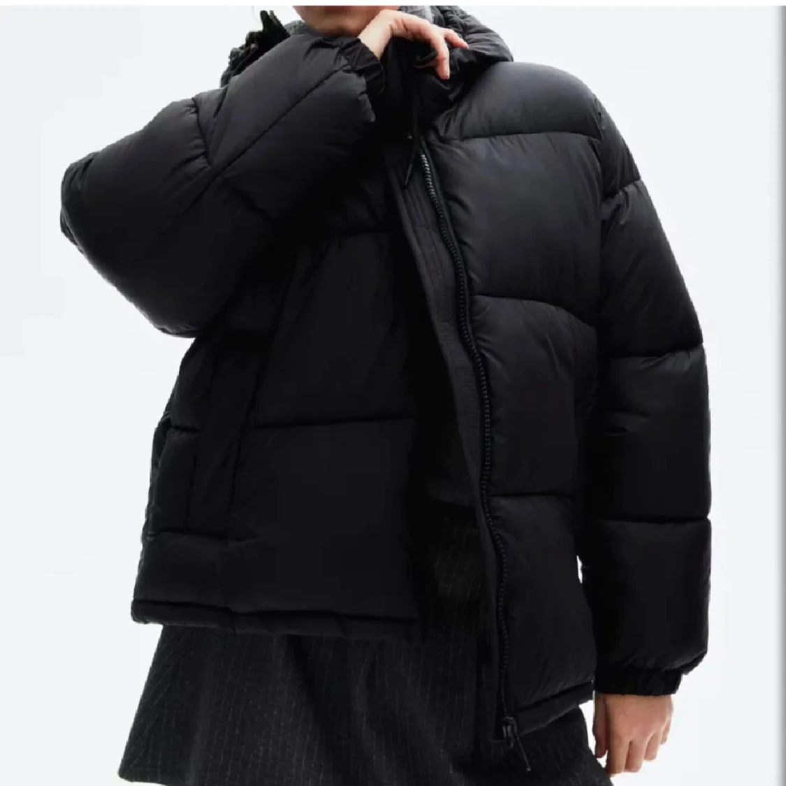 Svart pufferjacka med huva - 1