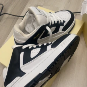 Svarta och vita sneakers från Axel Arigato - Snygga sneakers från Axel Arigato i svart och vitt . Säljer då de inte passade mig och de gått för långt tid för att skicka tillbaka. Helt oanvända