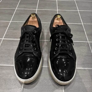 Lanvin dbb1  - Säljer Lanvins toe-cap skor. Storelk UK 9. Skorna är i bra skick, endast skorna medföljer. Vid fler funderingar är det bara att höra av sig. Priset är ej hugget i sten ☺️ 