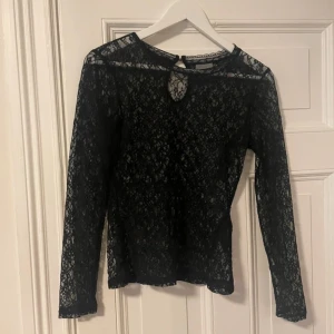 Vero moda spetstopp  - Väldigt bra kvalitet på tröjan! Inga hål och nästan oanvänd! Fin till fest och till andra tillfällen också! Har varit försiktig med tröjan!