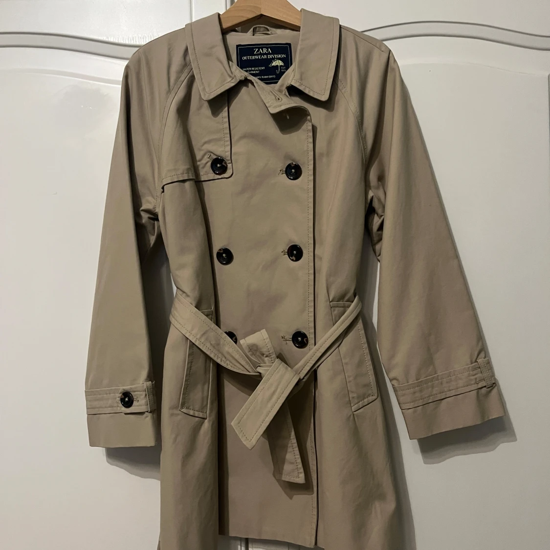 Beige trenchcoat från Zara