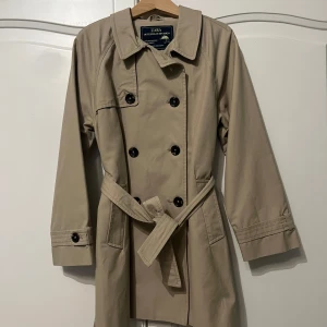 Beige trenchcoat från Zara - Härlig trenchcoat från Zara i barnstorlek, utan etikett, gissar storlek 128/134.