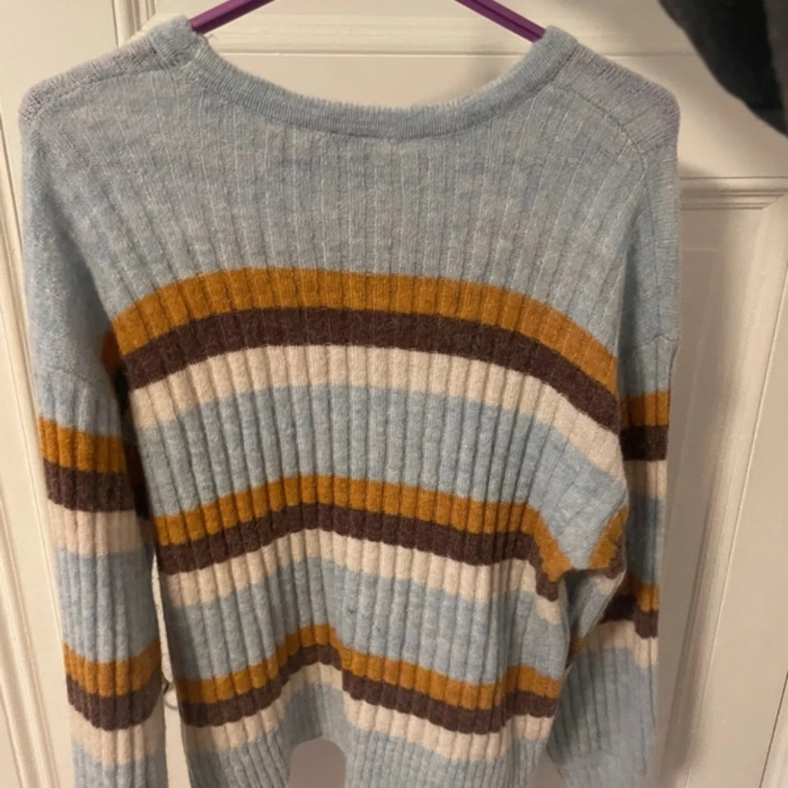 Randig ribbstickad tröja i pastell - 1