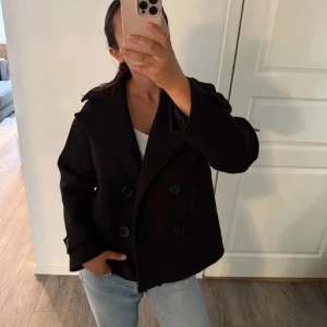 Design by si kappa💕 - Fin kappa från design by si i storleken xs/s, perfekt för hösten och väldigt bra skick. Ny pris 70€ och säljer för 37€.