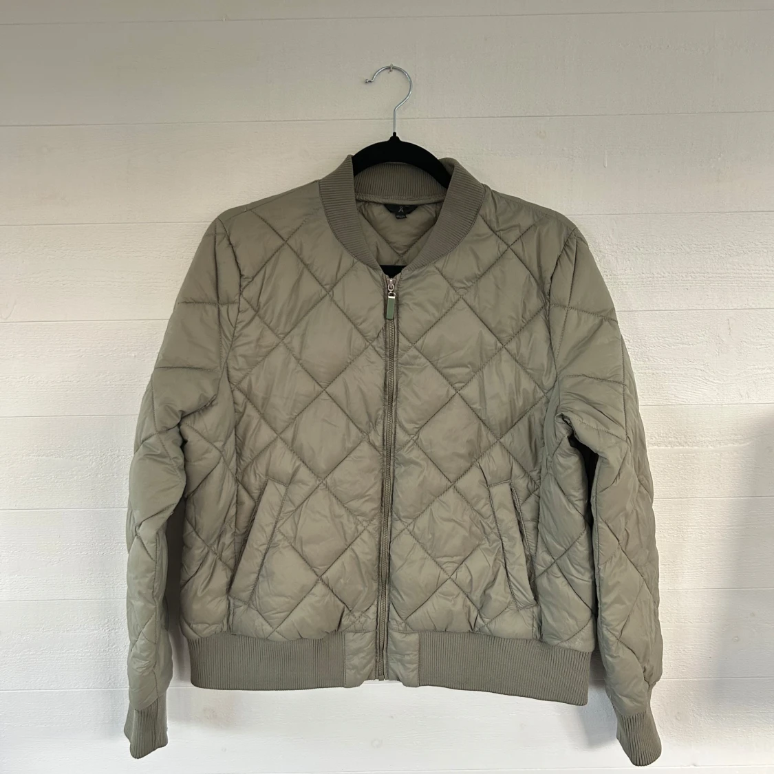 Quiltad bomberjacka i grönt