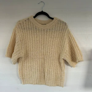 Gul stickad tröja - Supermysig gul stickad tröja från Lindex med kortare ärmar och grovstickad struktur. Tröjan har en rund halsringning och avslappnad passform, perfekt att slänga på sig när det är lite kyligt ute.🤩💕