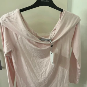 Ljusrosa långärmad topp . - Supersöt ljusrosa långärmad topp  .Tillverkad i mjuk bomull som känns skön mot huden. Perfekt för dig som gillar en enkel men ändå unik stil. Passar till både jeans och kjol.