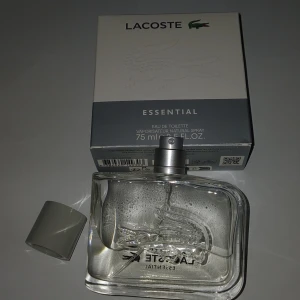 Lacoste Essential 75ml - Parfymen passar perfekt till den kommande höst och vinter tiden. I flaskan finns det åtminstånde 50ml kvar men ni kan se på bild 2 bättre. NYPRIS ligger runt om 700kr.                          Den här parfymen är ett måste och med den snygga designen av lacost i frankrike så är det värt varenda krona. Jag kommer att sälja den för att pris 350kr men kan också diskuteras