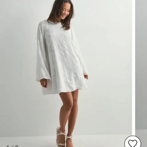 Vit kort klänning med rosett från Gina Tricot - Endast använd 1gång men har tyvärr blivit lite nopprig på blommorna och vissa sömmar på blommorna har ”släppt” lite (bild 5)! Även lite märken av smink på insidan fram, men inget man tänker på! Bilder från hemsidan då jag ej har någon på💕