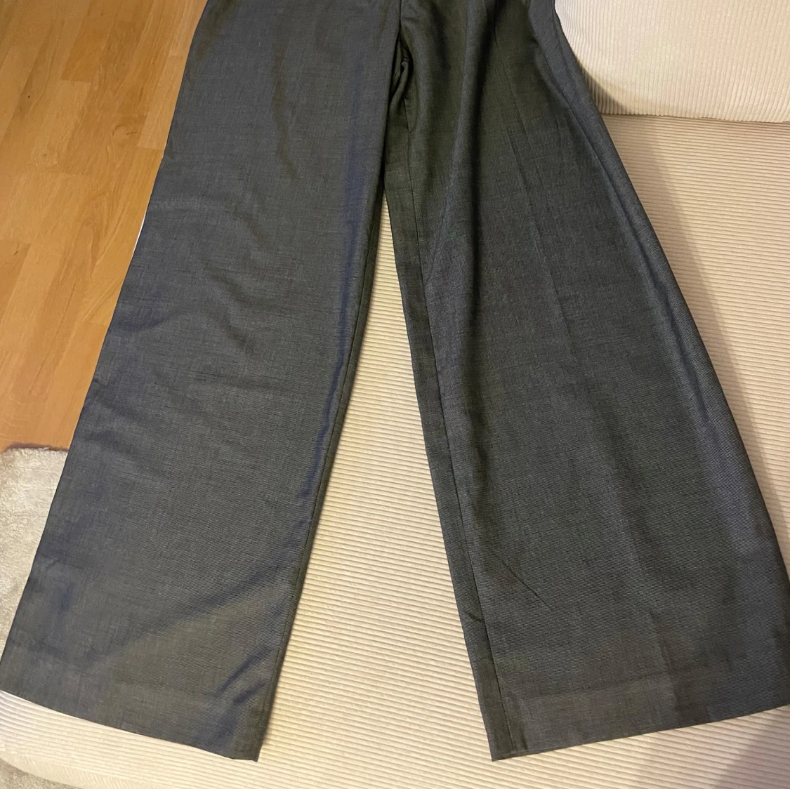 Grå vida kostymbyxor från H&M - 2