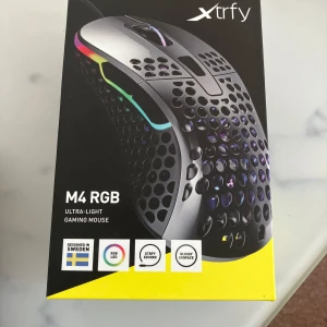 Xtrfy M4 RGB Ultra-Light Gaming Mouse - Xtrfy M4 RGB är en ultralätt gamingmus med RGB-belysning, ergonomisk design och glansig yta. Levereras med originalkartong och tillbehör. Musen är i mycket gott skick, perfekt för snabba och precisa rörelser vid gaming. Kommer även ett Razer tangentbord som är i ett väldigt bra skick med snygg designe.