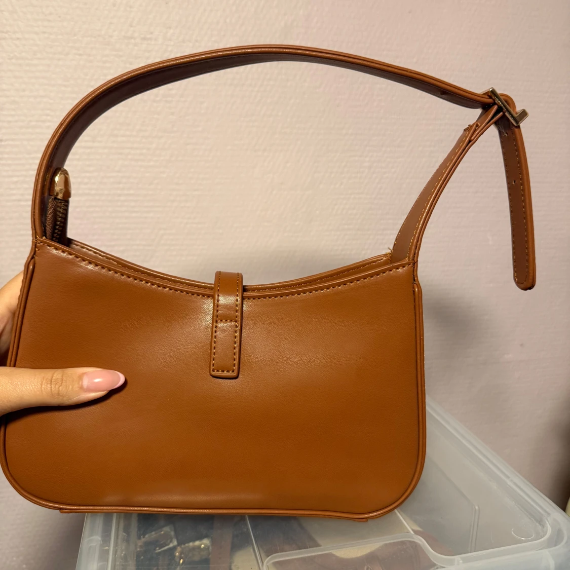 Brun axelväska i skinn med gulddetaljer - 2