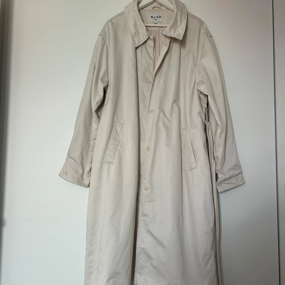 Beige trenchcoat från NA-KD - 1
