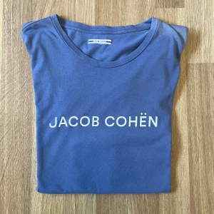 Blå t-shirt från Jacob Cohën XL -  Blå t-shirt från Jacob Cohën i storlek xl. Är i fint skick men lite urtvättad på vissa ställen.  