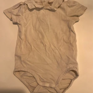 Vit body med spetskrage - Vit body med spetskrage