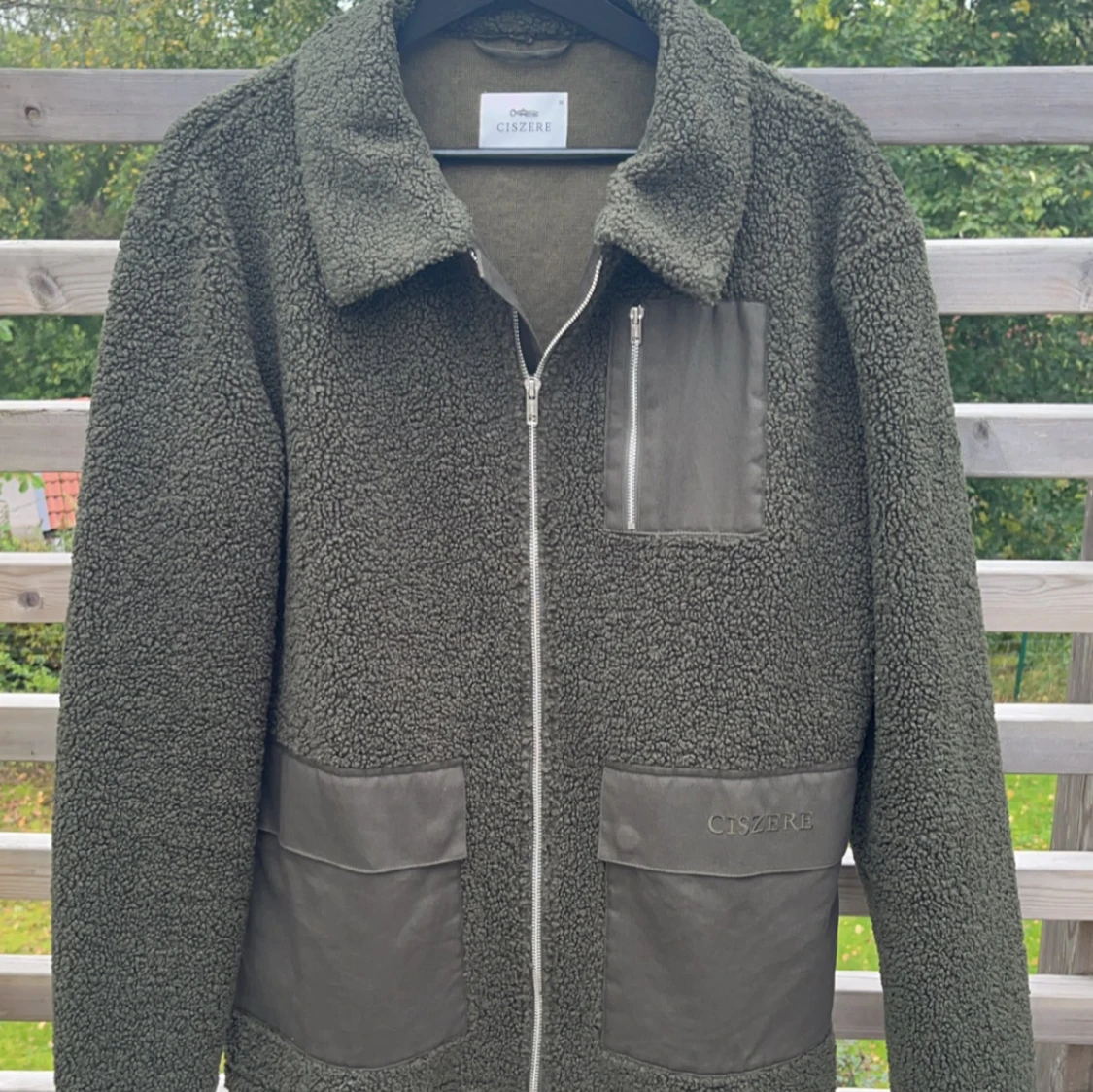 Olivgrön teddyjacka från Ciszere