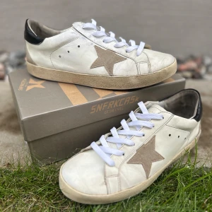 Golden goose skor - Hej! Säljer dessa Golden goose skor i storlek 43. De är i bra skick och har knappt några deffekter! Box ingår dessutom. Mitt pris är 890kr men kan såklart diskuteras. Vide minsta lilla fråga eller fundering är det bara att höra av sig!
