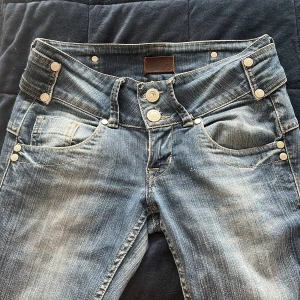 Blå bootcut jeans, lågmidjade - As snygga lowrise/bootcut jeans!!💕💞 Köpte på plick för ett tag sen men märket är Gina. Dem har 2 knappar på framsidan och sitter extremt lågmidjat, ÄLSKAR fom här jeansen men kan inte få på mig dom just nu. ⚠️DOCK så är ungefär hälften av bootcut benet utsytt med ett andta par jeans, färgen är liknande och det ser jätte bra ut men det kan vara bra att veta!!⚠️ i midjan är dem 25 och längden 32, se på sista bilden. 